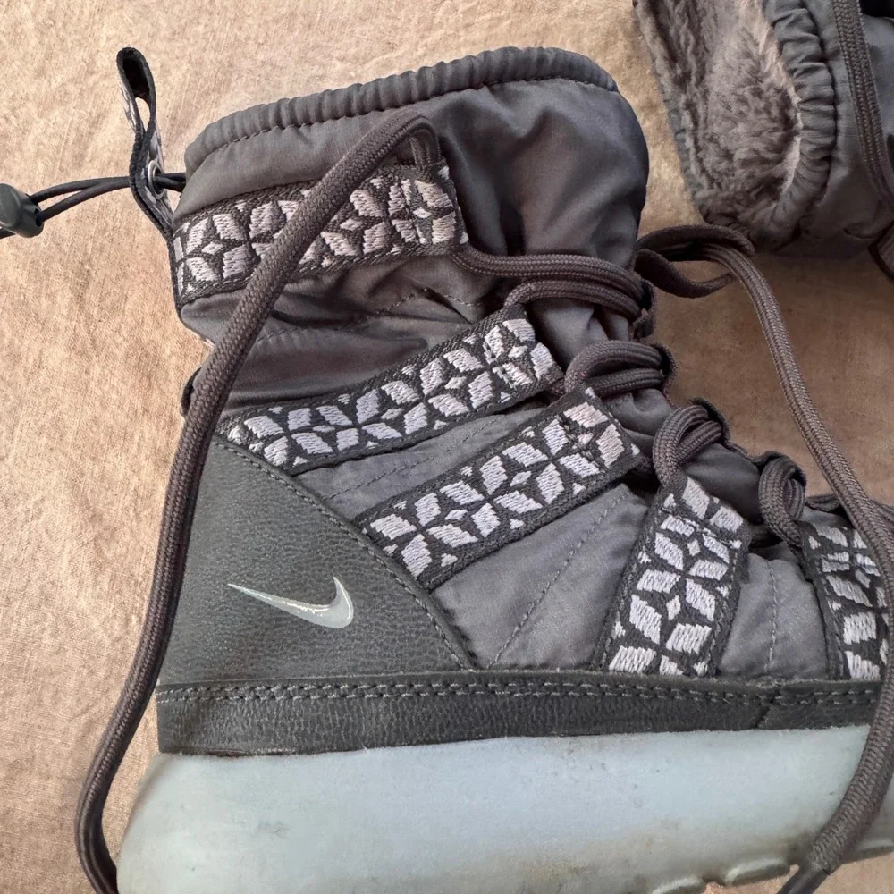 Nike Roshe Run Hi SneakerBoot 6 Grey Quilted Faux Fur Winter Boots 615968-200